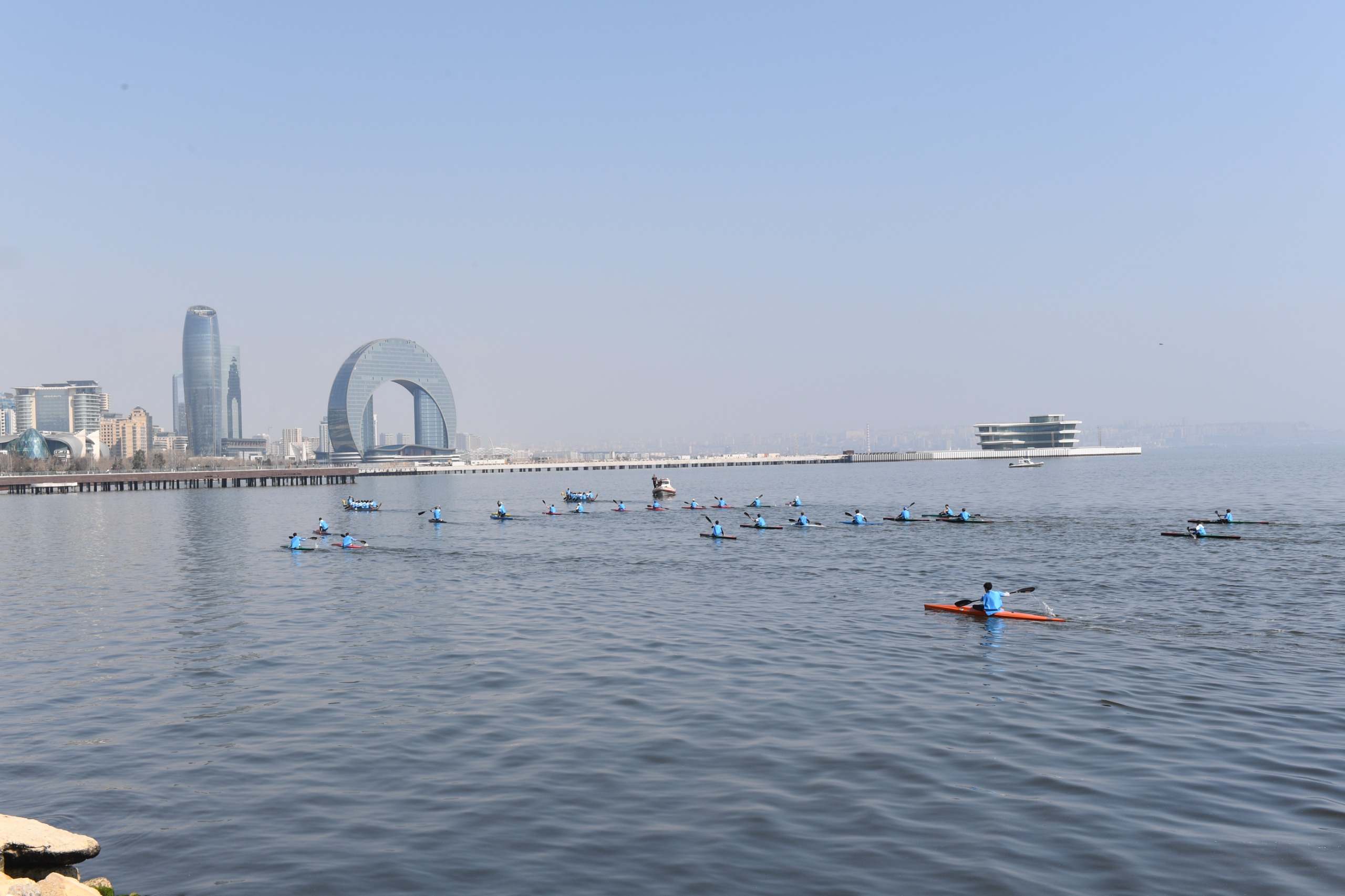 Bakıda Xəzərin suları avarçəkmə və yelkənli qayıqlarla bəzəndi (FOTO)